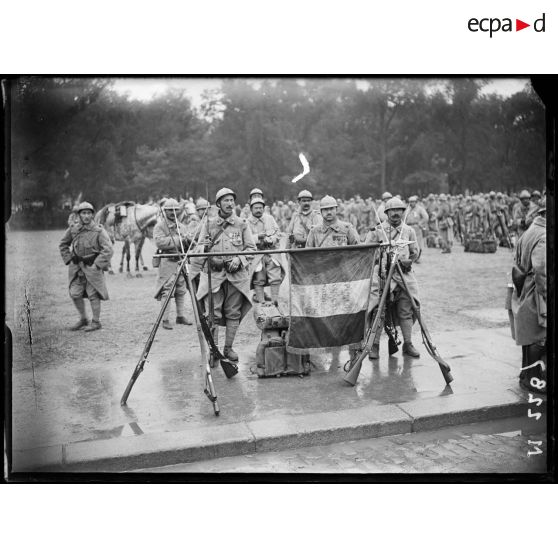Paris. 14 Juillet 1916. Détachement du 42e régiment d'infanterie coloniale de réserve et son drapeau. [légende d'origine]