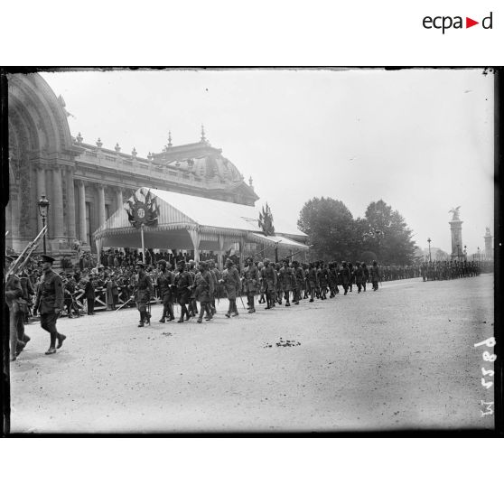 Paris. 14 Juillet 1916. Devant le Grand Palais. Défilé des hindous. [légende d'origine]