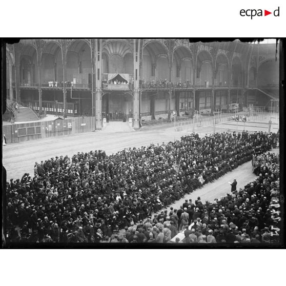 Paris. 14 Juillet 1916. Au Grand Palais. Pendant le discours du Président de la République. [légende d'origine]