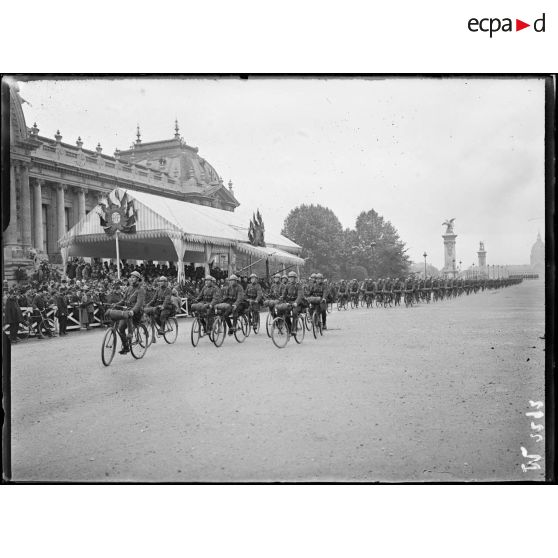 Paris. 14 Juillet 1916. Devant le Grand Palais. Défilé d'un bataillon cycliste. [légende d'origine]