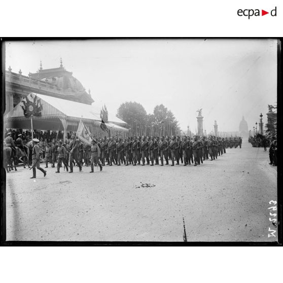 Paris. 14 Juillet 1916. Devant le Grand Palais. Défilé de soldats russes. [légende d'origine]
