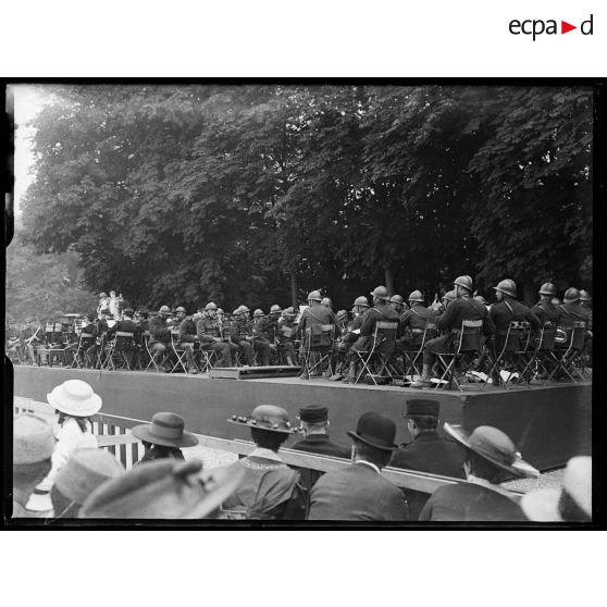 Versailles, fête en l'honneur de la fête nationale Belge. Les musiques des grenadiers belges et de la Garde Républicaine. [légende d'origine]