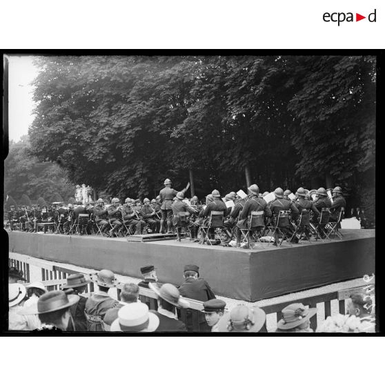 Les musiques des Grenadiers belges et de la Garde Républicaine jouent dans les jardins du château de Versailles à l'occasion de la fête nationale belge. [légende d'origine]