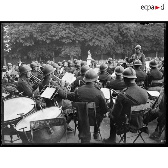 Les Grenadiers belges jouent lors de la fête nationale belge organisée dans les jardins du château de Versailles. [légende d'origine]