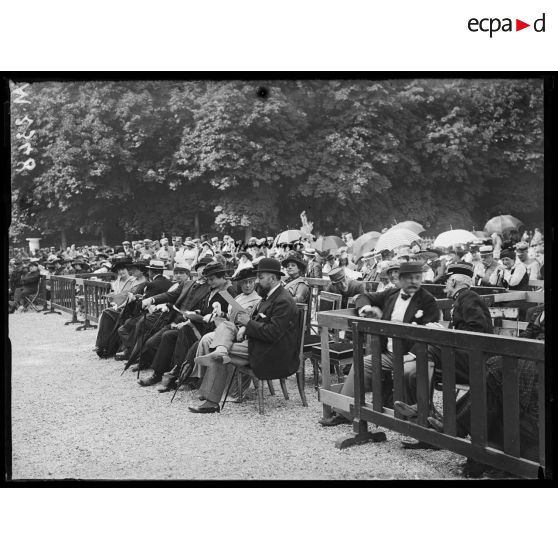 Monsieur Dalimier et le Baron Guillaume lors de la fête organisée dans les jardins du château de Versailles en l'honneur de la fête nationale belge. [légende d'origine]