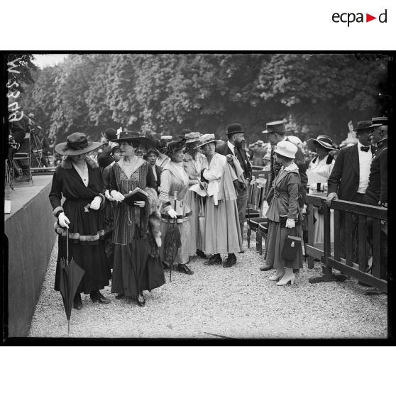 Monsieur Dalimier et les invités de la fête nationale belge organisée dans les jardins du château de Versailles. [légende d'origine]