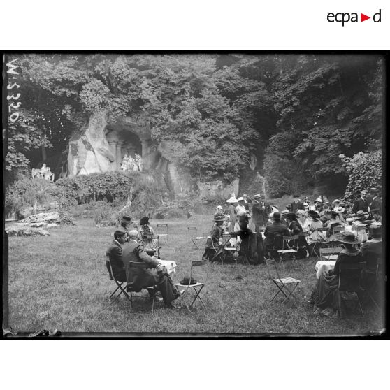 Un goûter est organisé au bosquet d'Appolon lors de la fête nationale belge. [légende d'origine]