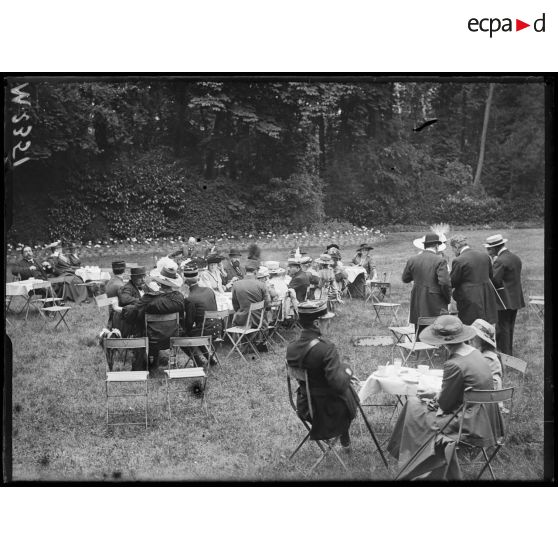 Réception organisée dans les jardins d'Appolon au château de Versailles en l'honneur de la fête nationale belge. [légende d'origine]