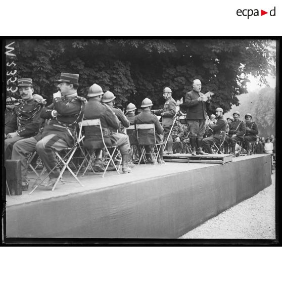Le chanteur Alland de l'opéra comique de Paris chantant la Branbançonne lors de la fête nationale belge. [légende d'origine]