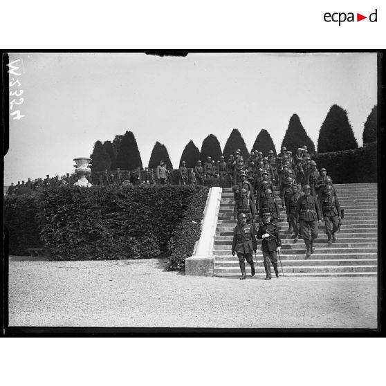 L'arrivée des musiques de la Garde Républicaine et des Grenadiers Belges dans les jardins du château de Versailles à l'occasion de la fête nationale belge. [légende d'origine]