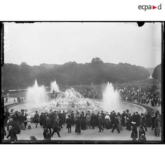 Les grandes euax de Versailles à l'occasion de la fête nationale belge. [légende d'origine]