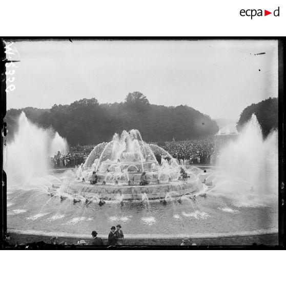 Les grandes eaux de Versailles lors de la fête nationale belge. [légende d'origine]