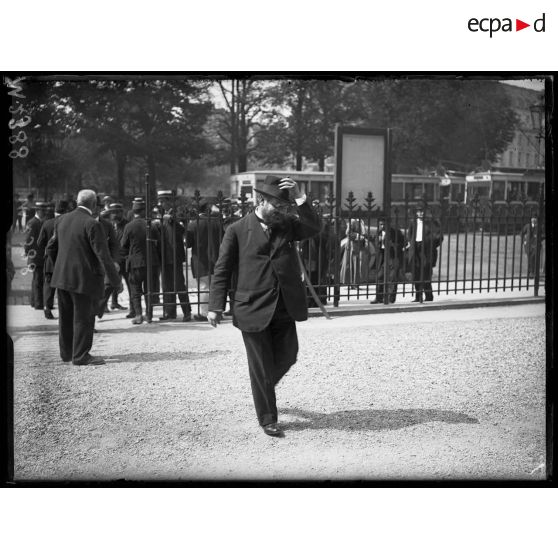 Paris, Trocadéro. Manifestation en l'honneur de Jean Jaurès. Albert Thomas arrive à la conférence. [légende d'origine]