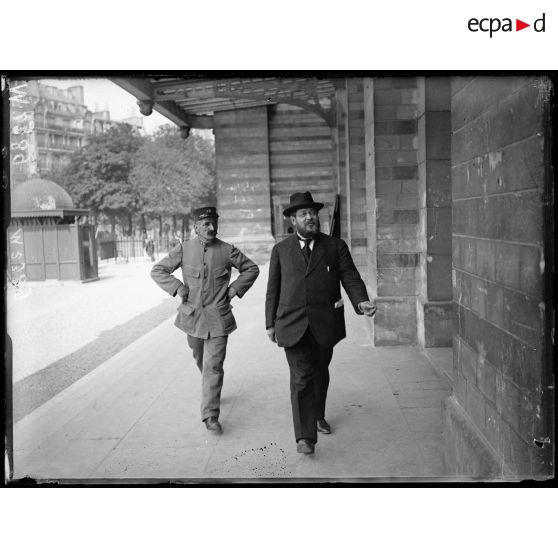 Albert Thomas arrive au Trocadéro pour la manifestation en hommage à Jean Jaurès. [légende d'origine]