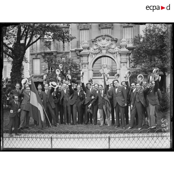 Place de la Sorbonne, Etudiants roumains manifestants en l'honneur de la déclaration de guerre de la Roumanie à l'Autriche-Hongrie. [légende d'origine]