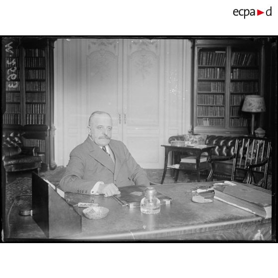 Monsieur Lahovary, ambassadeur de Roumanie en France. [légende d'origine]