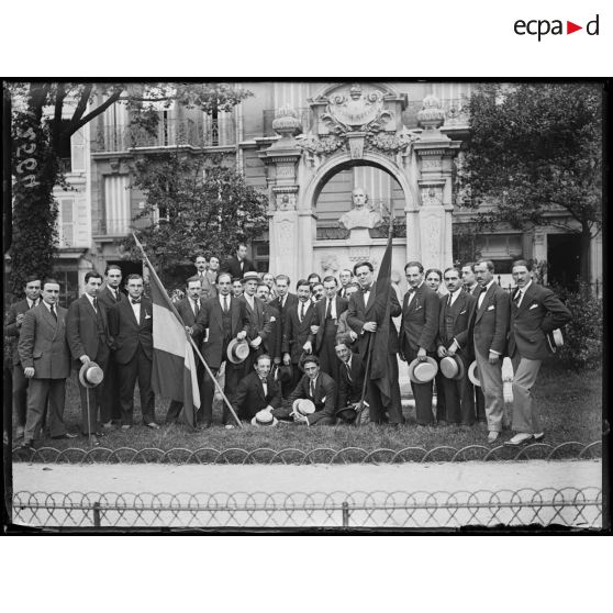 Place de la Sorbonne, Etudiants roumains manifestants en l'honneur de la déclaration de guerre de la Roumanie à l'Autriche-Hongrie. [légende d'origine]