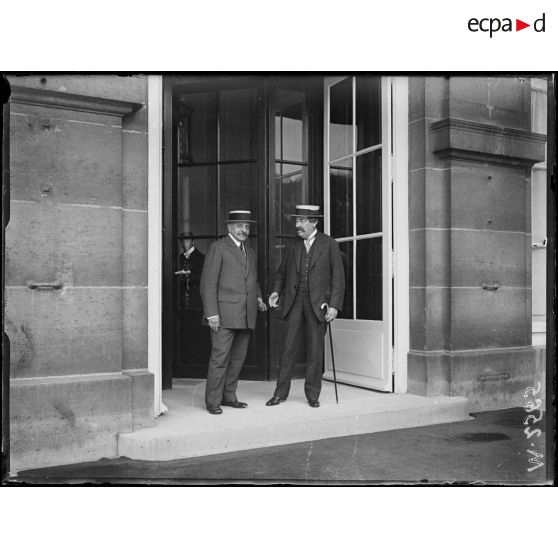 Paris, Monsieur Aristide Briand et Monsieur Alexandre Lahovary. [légende d'origine]