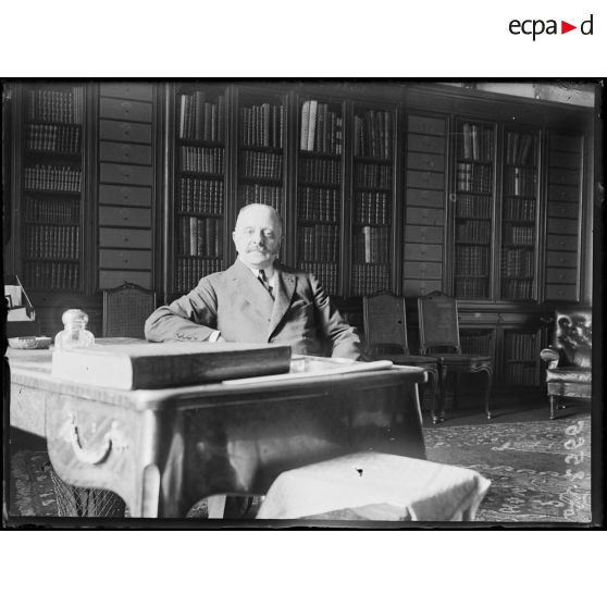 Monsieur Lahovary, ambassadeur de Roumanie en France. [légende d'origine]