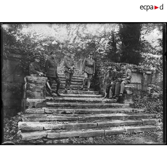 Villa rue Raynouard à Passy pour les chauffeurs américains du front. Escalier dans le jardin. [légende d'origine]