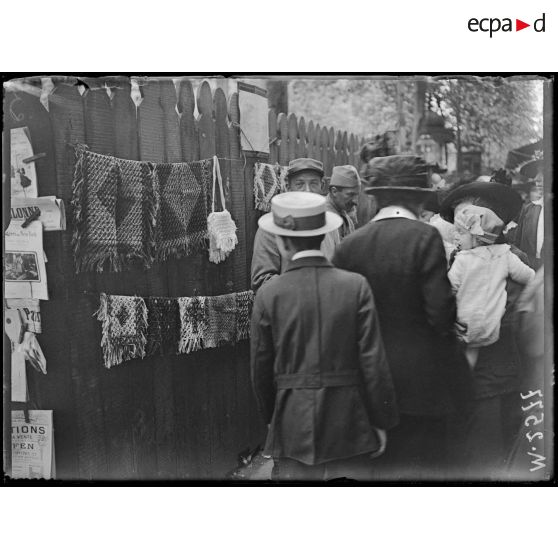 Soldats mutilés des hôpitaux de Paris vendant sur les boulevards le produit de leur travail. [légende d'origine]