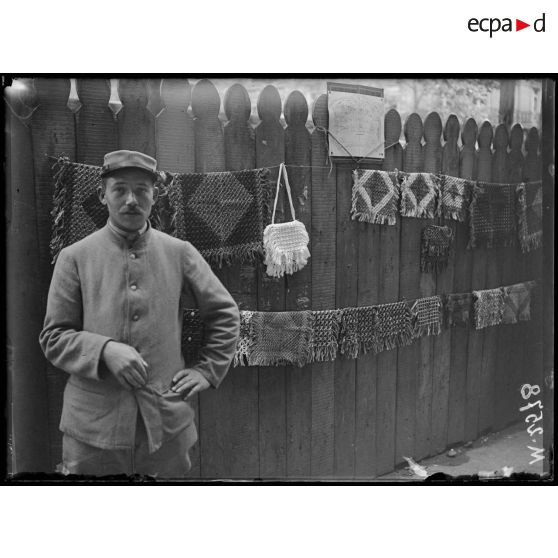 Soldats mutilés des hôpitaux de Paris vendant sur les boulevards le produit de leur travail. [légende d'origine]