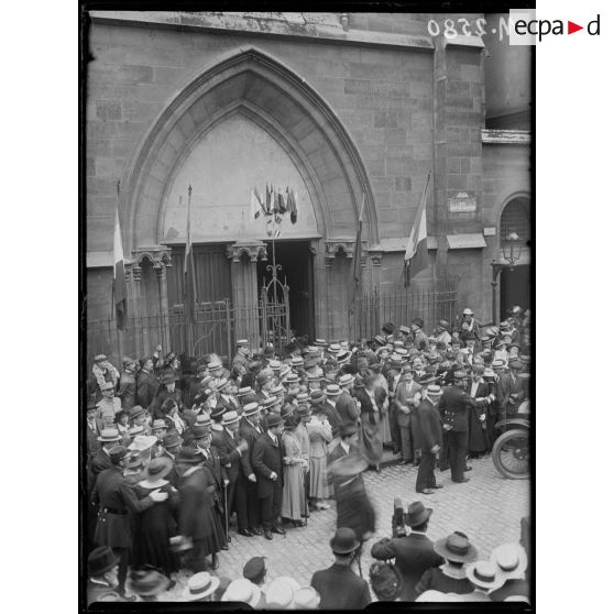 Paris, église roumaine rue Jean de Beauvais lors de la messe. [légende d'origine]