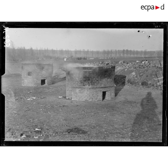 Cerisy-Gailly, hôpital d'évacuation - les fours pour brûler les ordures et les déchets. [légende d'origine]