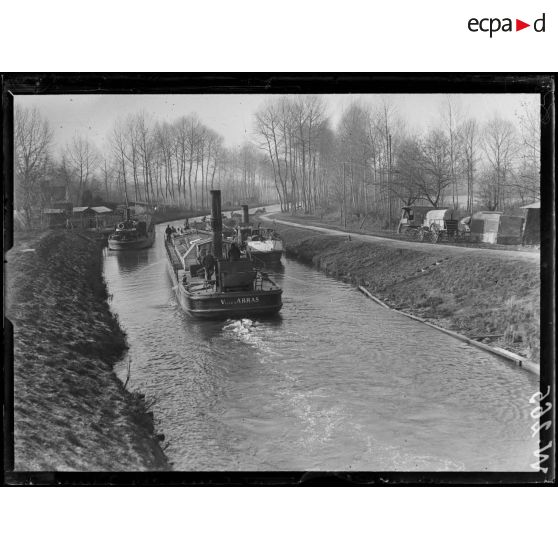Le bâteau hôpital "ville d'Arras" sur le canal de la Somme. [légende d'origine]