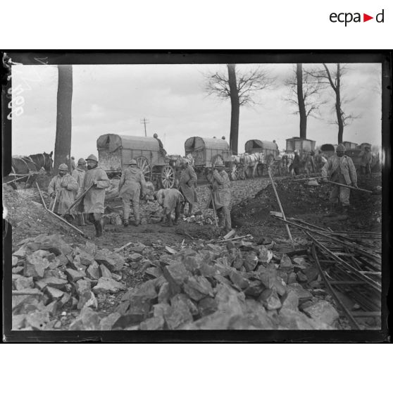 Empierrement d'une route. [légende d'origine]