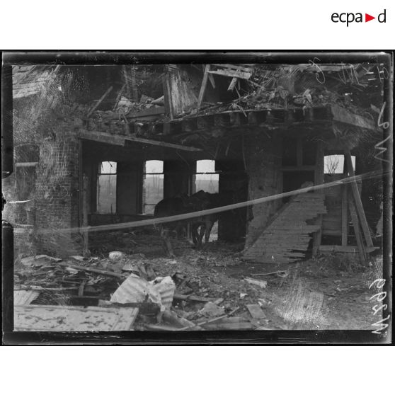 Ecurie dans les ruines de maison à Combles. [légende d'origine]