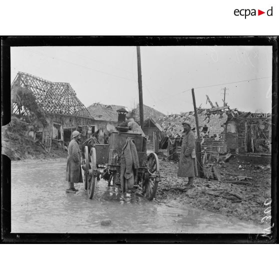Cuisine roulante dans le village. [légende d'origine]