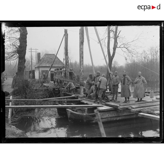 Eclusier, construction d'un pont sur le canal de la Somme. [légende d'origine]