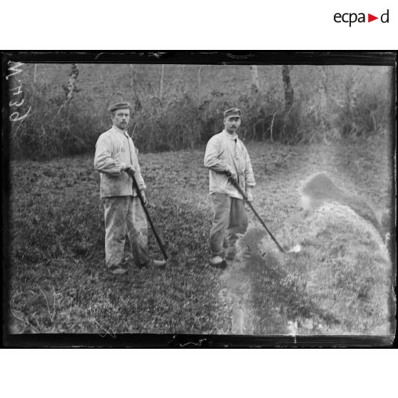 Vézac, prisonniers allemands travaillant aux champs. [légende d'origine]