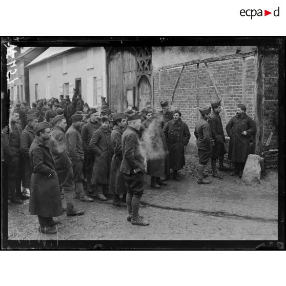 Froissy, les volontaires espagnols de la Légion Etrangère. [légende d'origine]