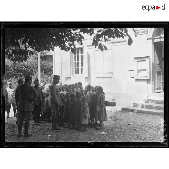 Altenach, le général Pétain et les enfants des écoles. [légende d'origine]