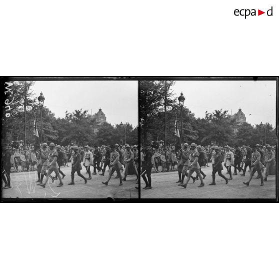 Paris, place du Trône - le drapeau de l'aéronautique. [légende d'origine]