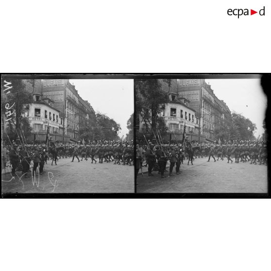 Paris, place du Trône - les chasseurs et leur drapeau. [légende d'origine]