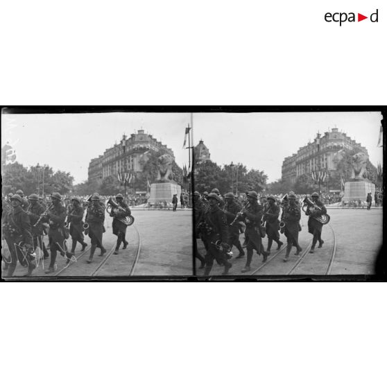 Paris, au Lion de Belfort - une musique d'infanterie. [légende d'origine]