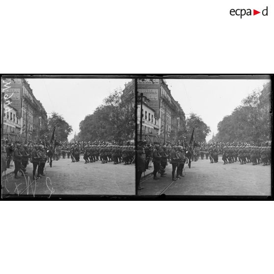 Paris, place du Trône - le défilé des chasseurs devant leur drapeau. [légende d'origine]