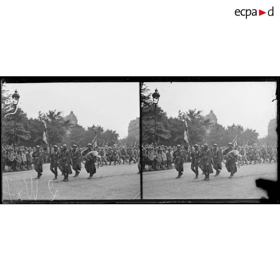 Paris, le drapeau du 152e régiment d'infanterie. [légende d'origine]