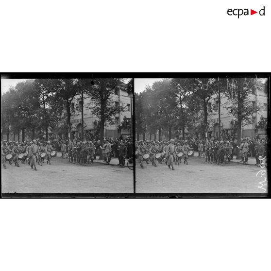 Paris, le défilé devant le drapeau. [légende d'origine]