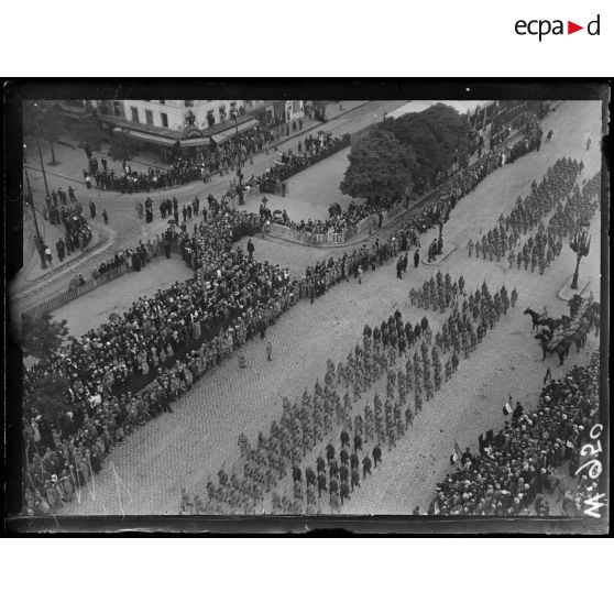 Paris, cours de Vincennes - le défilé des troupes. [légende d'origine]