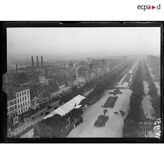 Paris, cours de Vincennes - le défilé à hauteur des tribunes. [légende d'origine]