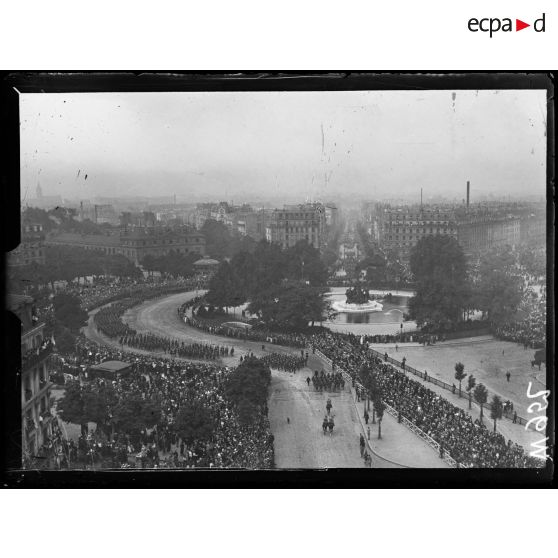 Paris, place de la Nation - l'infanterie défile. [légende d'origine]