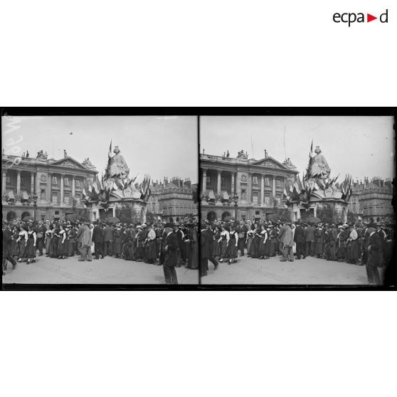 Paris, la foule devant la statue de Lille. [légende d'origine]