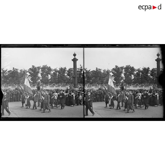 Paris, sociétés des vétérans de 1871 défilant place de la Concorde. [légende d'origine]