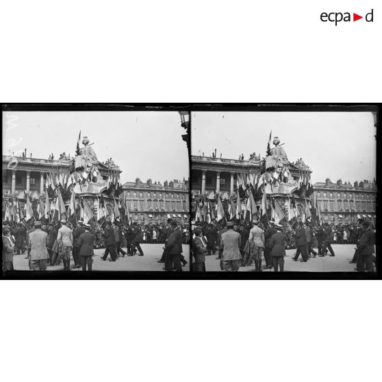 Paris, les sociétés patriotiques défilent devant les statues de Lille et Strasbourg. [légende d'origine]