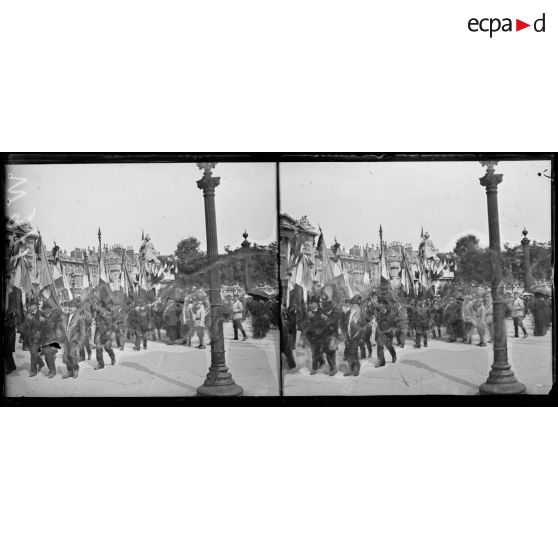 Paris, les sociétés patriotiques défilent devant les statues de Lille et Strasbourg. [légende d'origine]