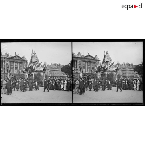 Paris, les sociétés patriotiques défilent devant les statues de Lille et Strasbourg. [légende d'origine]